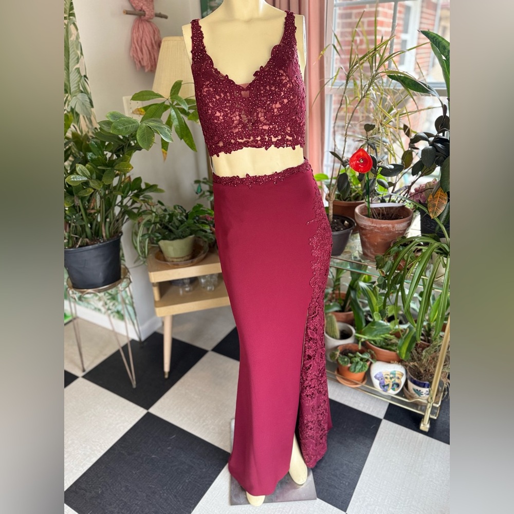 Ellie Wilde Mon Cheri Y2K Burgundy Beaded 2-Piece Prom Dress Sz 2 Halter Trumpet